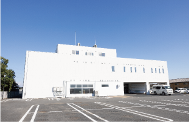 白い建物の外観