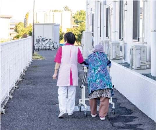 散策する様子の外観