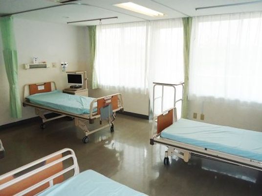 明るい居室にベッドが並ぶ居室  