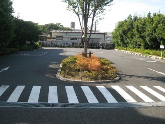施設前の駐車場  
