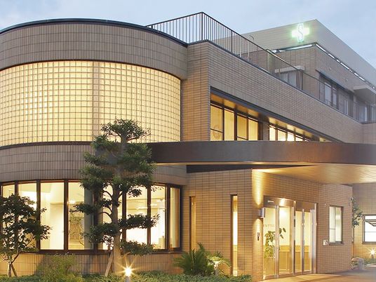 夕景の施設外観  