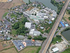 施設全景と周辺の街並み  