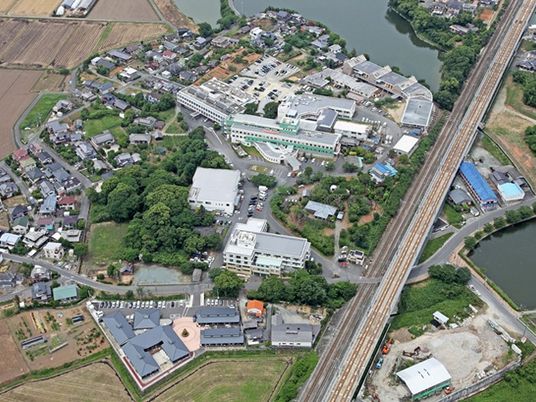 施設全景と周辺の街並み  