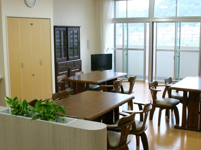 自然光が入る明るいリビング リビング 大きな窓から自然光が差し込む、広々としたリビング空間です。居心地の良い環境で過ごせます。