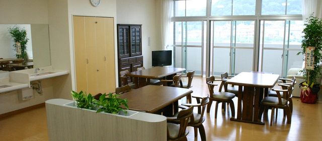 自然光が入る明るいリビング リビング 大きな窓から自然光が差し込む、広々としたリビング空間です。居心地の良い環境で過ごせます。