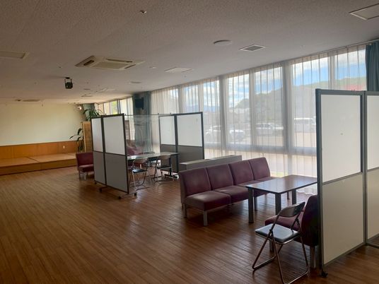自然光が入るラウンジ