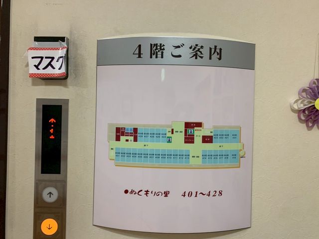 地図案内掲示物 掲示物 階層ごとの部屋番号を明示した案内板があります。訪問者が目的の部屋にたどり着きやすくなっています。