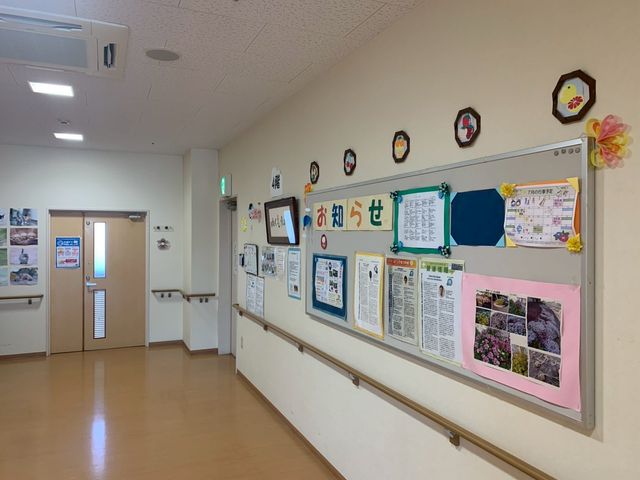 掲示物付き廊下 廊下 掲示物が並んだ明るい廊下です。手すりも設置され、移動が安心してできます。
