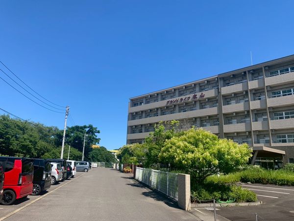 緑豊かな施設外観