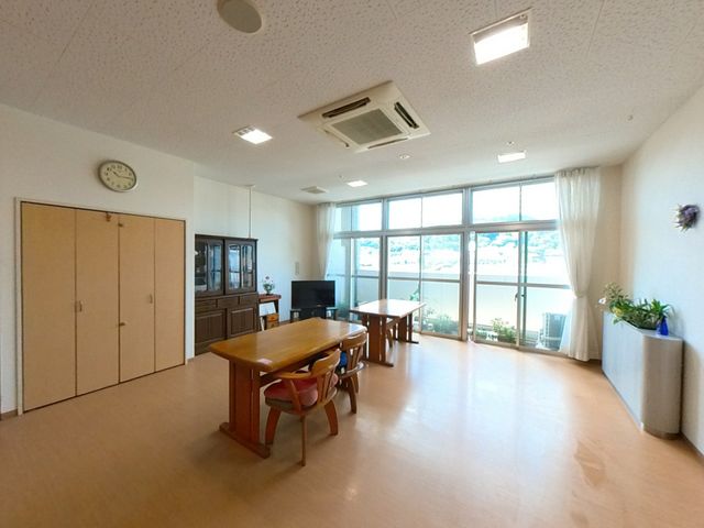 自然光が入るラウンジ ラウンジ 広々としたラウンジでは、自然光が差し込み心地よい空間です。くつろぎながら利用できます。