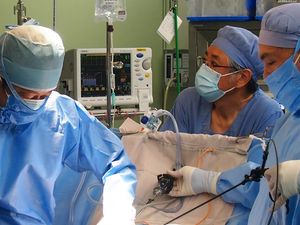 手術中の医療スタッフ