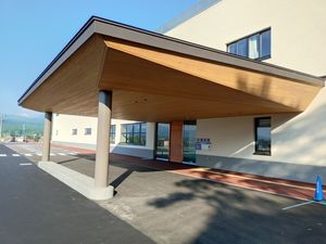 施設の正面玄関外観  