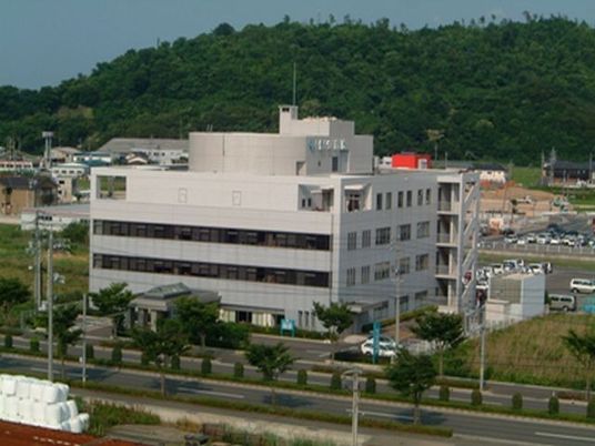 白い建物の外観  