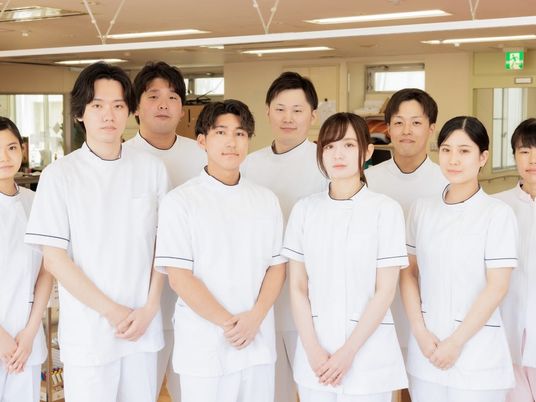 笑顔のスタッフが並ぶスタッフイメージ  