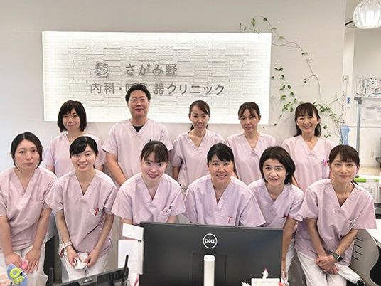 笑顔のスタッフが並ぶ受付  