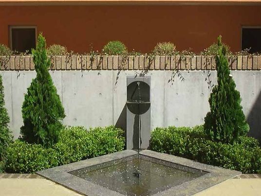中庭の水盤と植栽  
