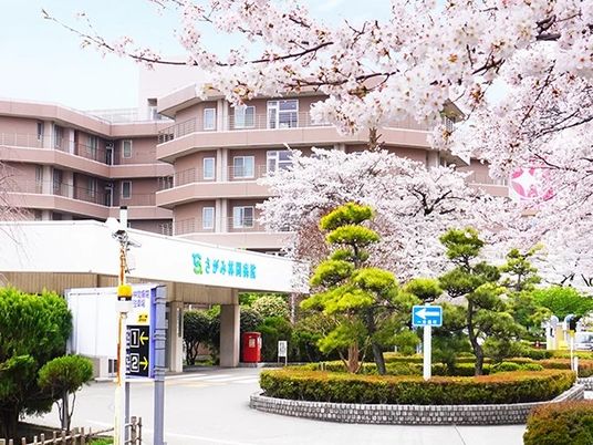 桜並木の施設外観  