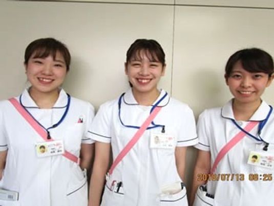 スタッフ3人が並ぶ廊下  