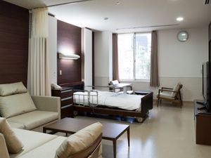 明るい居室の様子  
