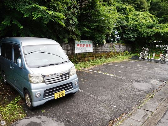 専用駐車場のある外観  
