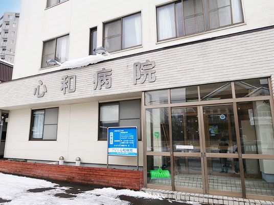 病院の正面入口  