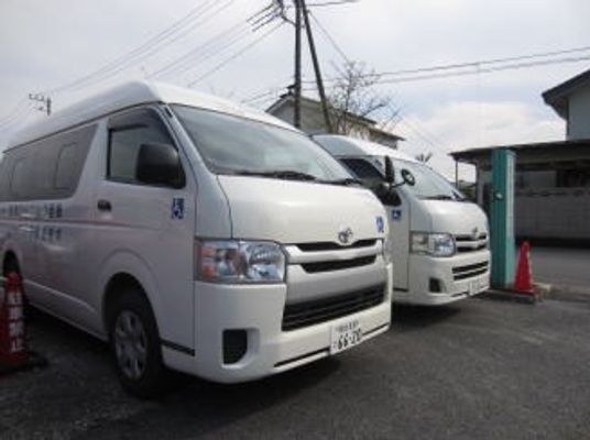 送迎車が並ぶ外観  