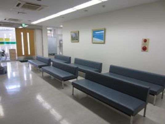 待合いの長椅子が並ぶ廊下  