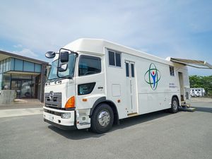 送迎車のある外観  
