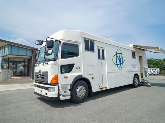 送迎車のある外観  