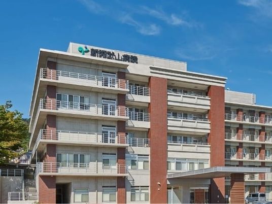 病院のような外観の建物外観  