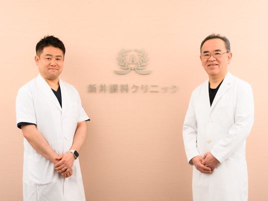 白衣のスタッフが並ぶ待合前  