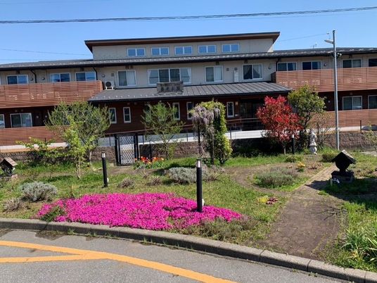 花壇のある建物外観  