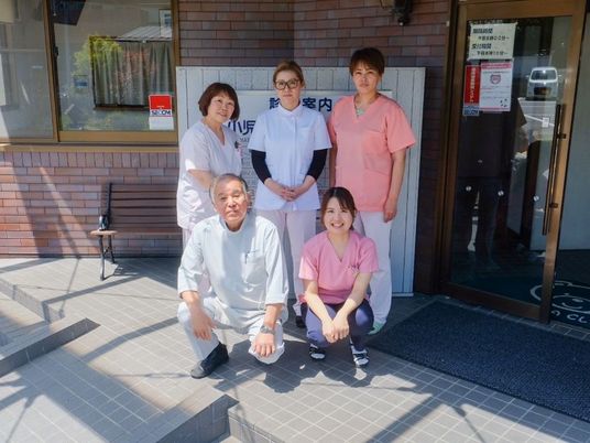 スタッフが並ぶ施設出入口  