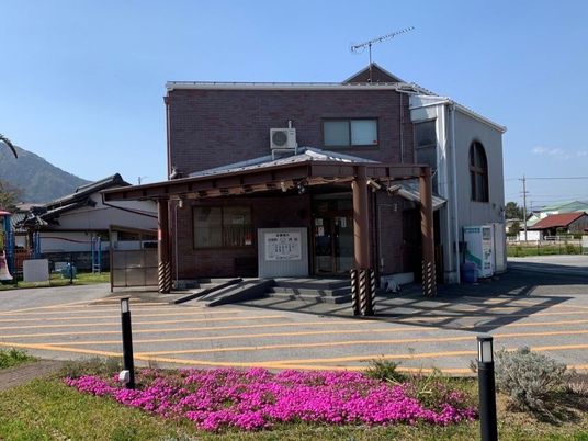 外観の建物入口  