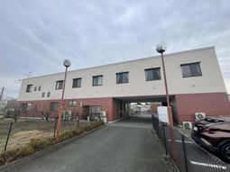 落ち着いた外観の建物