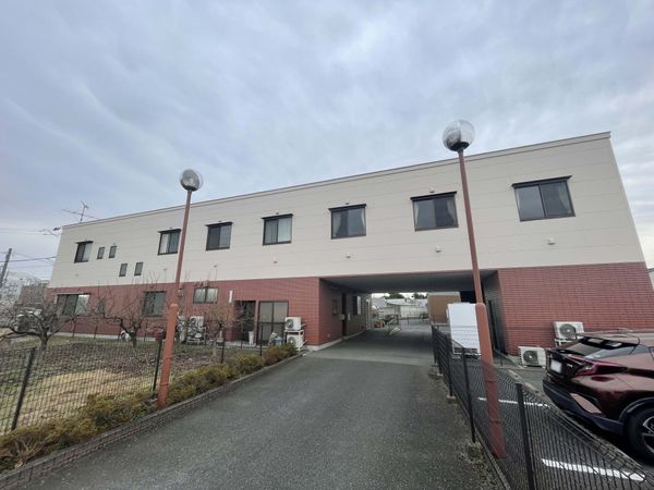 落ち着いた外観の建物