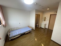 明るい一人部屋の居室