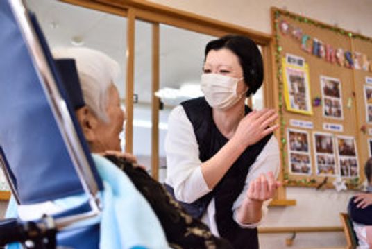 笑顔のケアスタッフと利用者