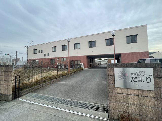建物入口 外観 落ち着いた色調の外観が特徴の施設正面です。アクセスしやすいエントランスが整っています。