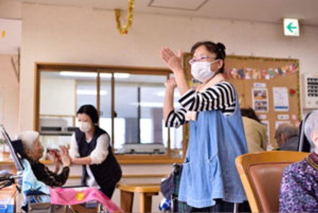 レクリエーションを行う場 多目的室 心温まる交流の場所です。手拍子を交えた楽しいレクリエーションで、笑顔あふれる時間を過ごされています。