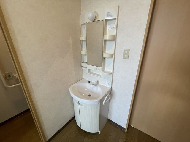 洗面台 洗面台 シンプルで使いやすい洗面台です。清潔で機能的なデザインが魅力です。