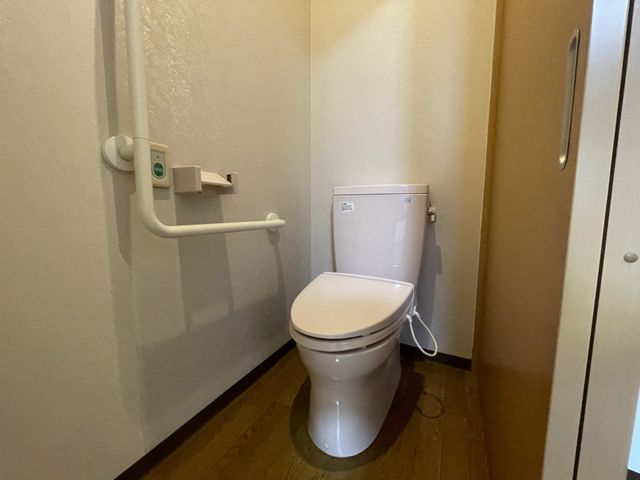手すり付きのトイレ トイレ 安全に配慮された手すりが付いているトイレです。利用者の方にも安心してご使用いただけます。