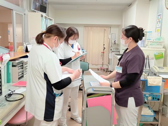 看護師が話す詰所  