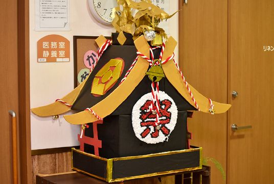 祭りの飾りの室内