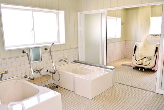 自然光が入る浴室