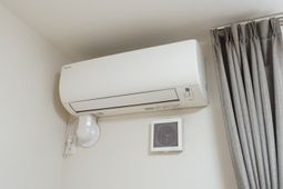 エアコンとカーテンの部屋