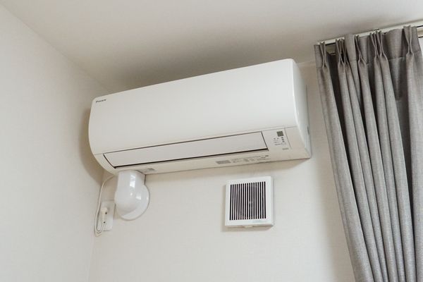 エアコンとカーテンの部屋