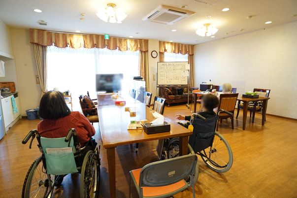 車椅子の方がいる共用スペース