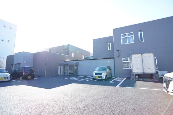 施設外観の明るい日差し