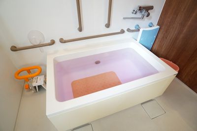 バリアフリー設計の浴槽